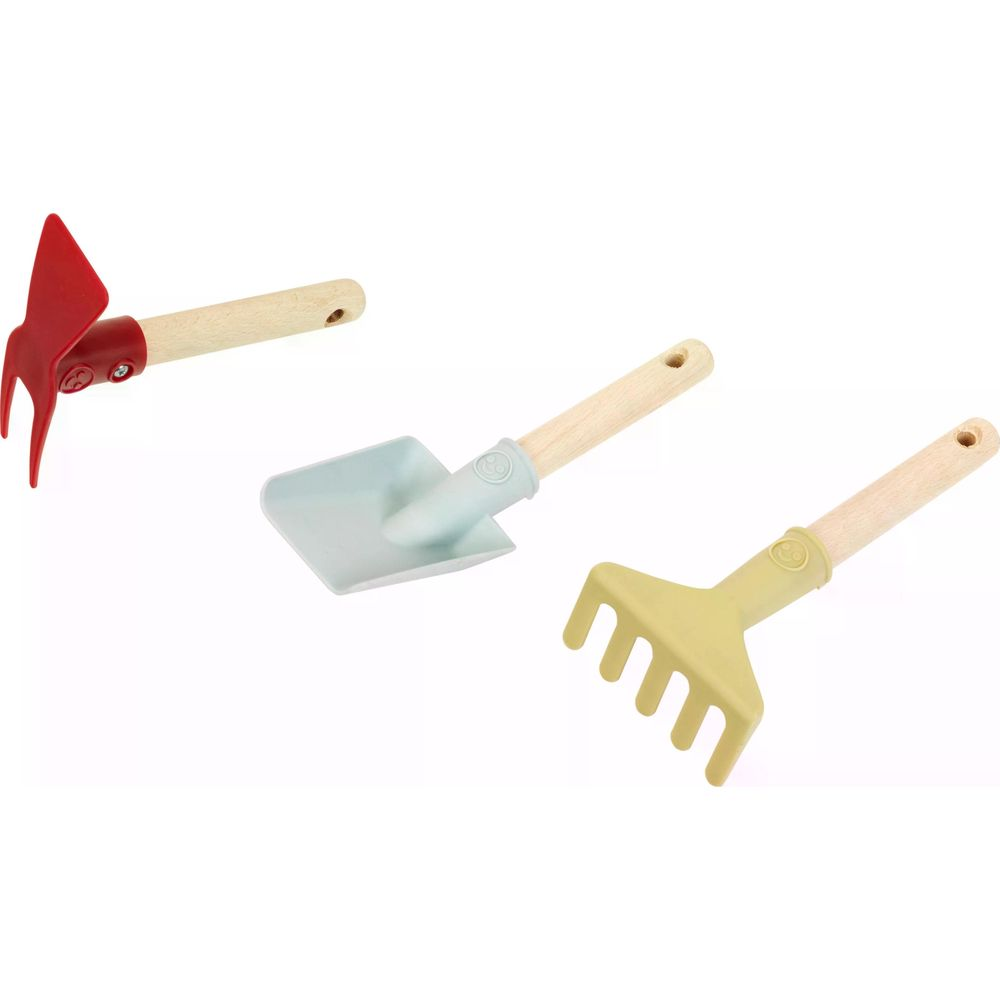 Drei Gartengeräte mit Holzgriffen: rote Harke, blaue Schaufel, gelber Rechen.