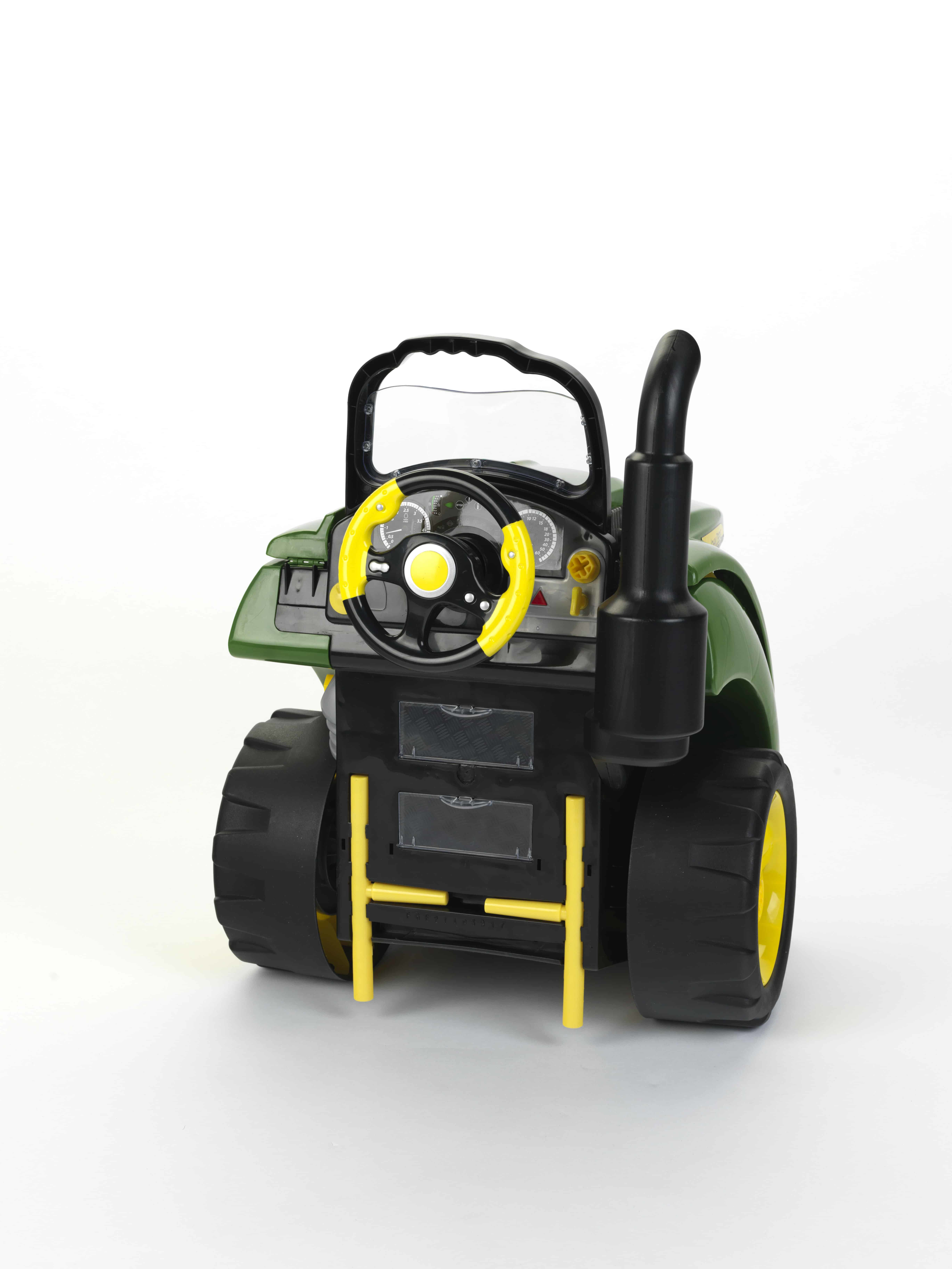 Tractor de juguete verde con volante amarillo y tubo de escape negro.