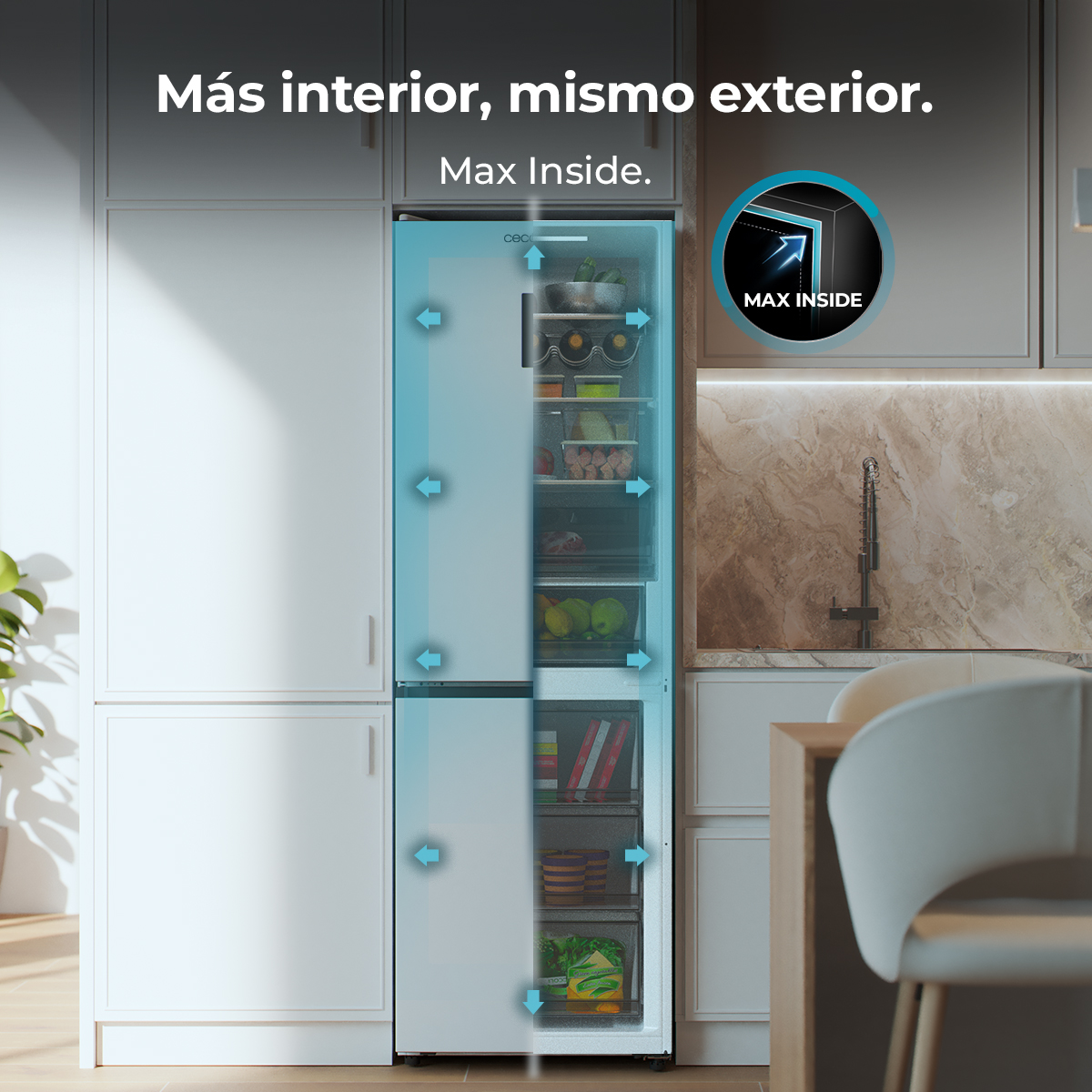 Un frigorifero bianco con porta aperta che mostra il contenuto. Frecce blu indicano lo spazio interno.