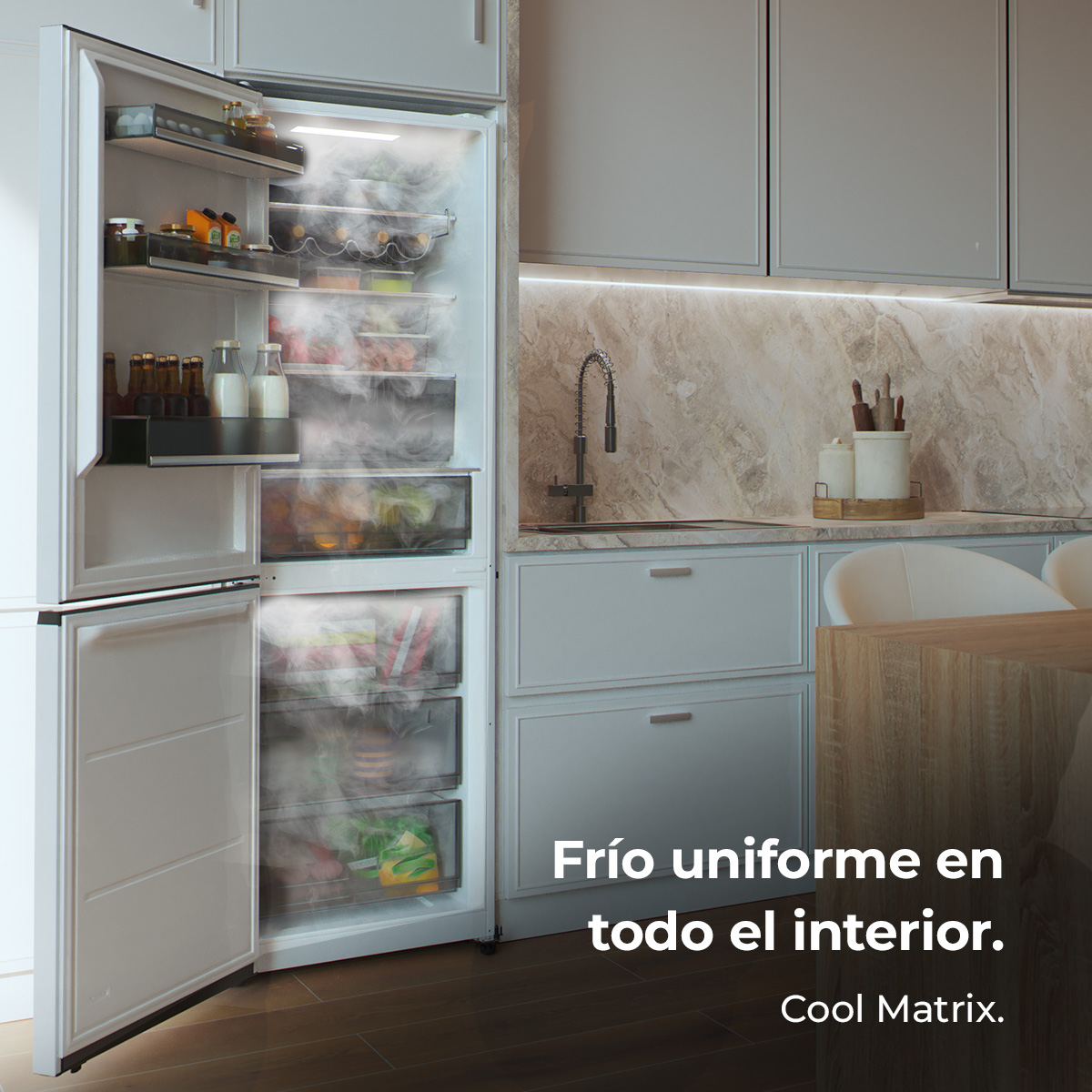 Un frigorifero moderno con porta aperta, pieno di cibo e nebbia fredda.