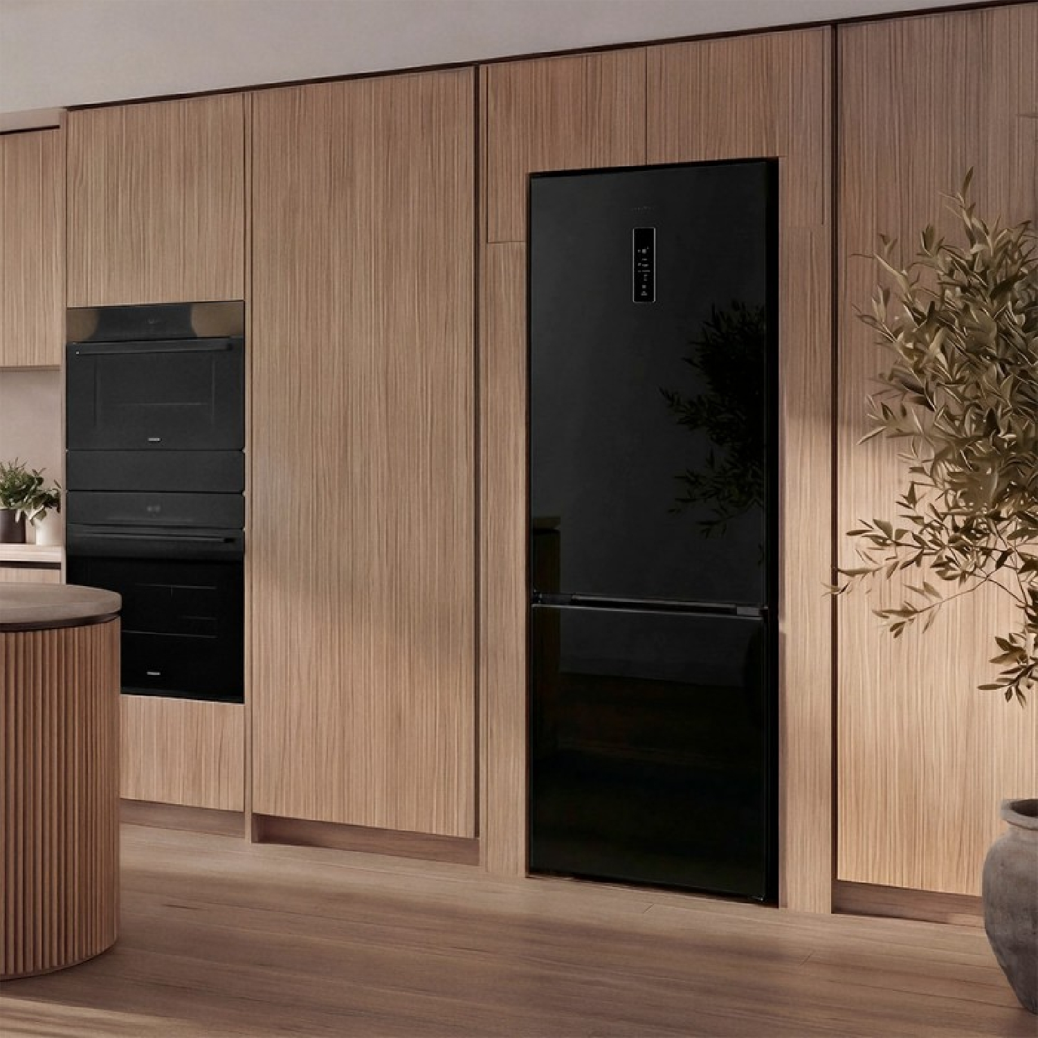 Cucina moderna con elettrodomestici neri e mobili in legno. Un frigorifero nero alto accanto ai forni.