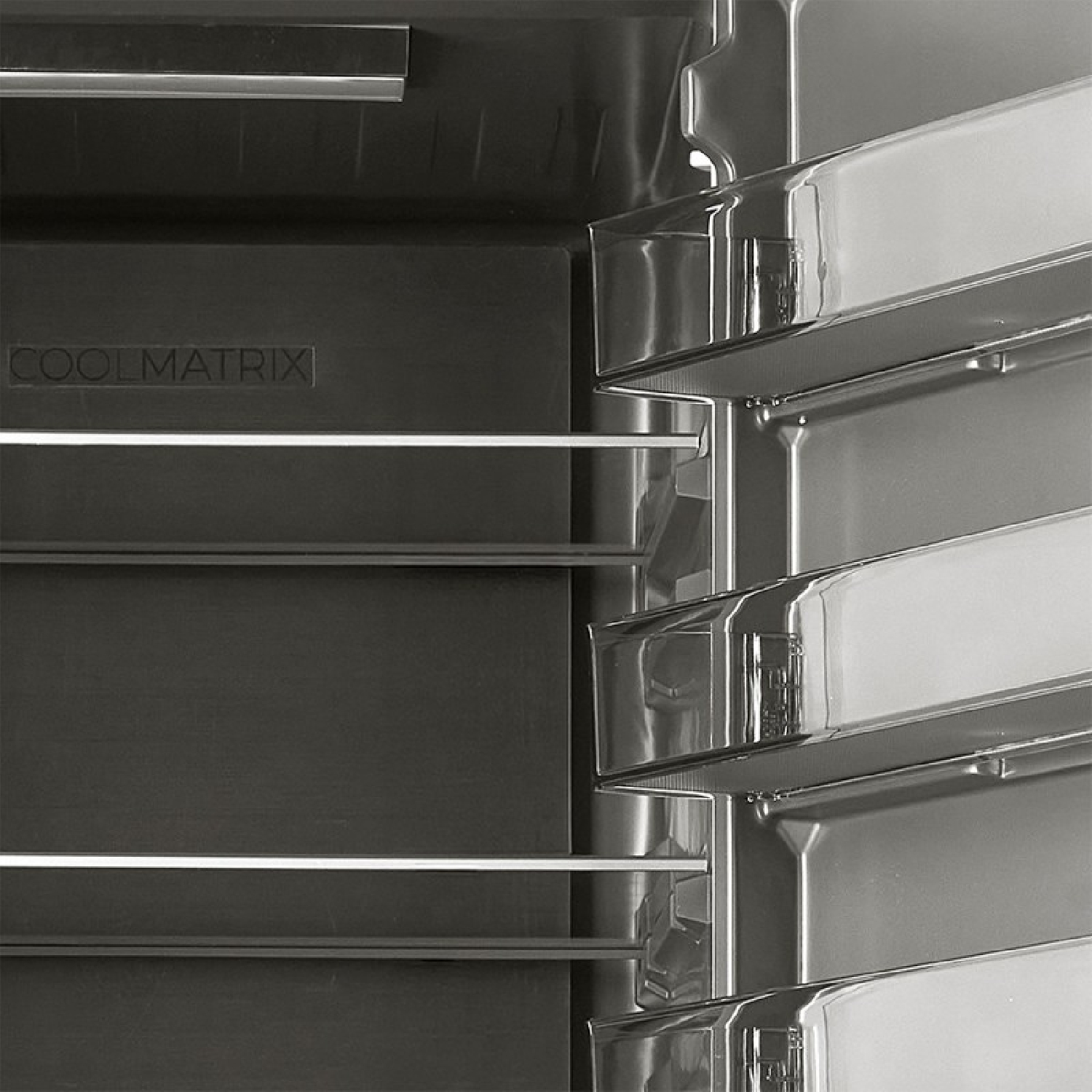 Interno frigorifero con ripiani e cassetti. Visibile testo 'COOLMATRIX'.