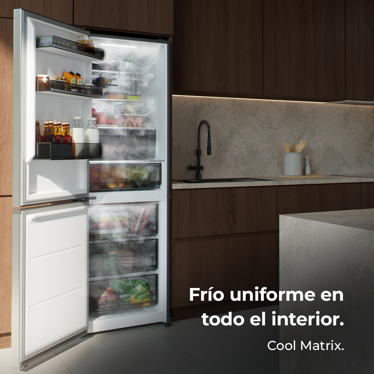 Un frigorifero moderno con porta aperta, pieno di cibo e nebbia.