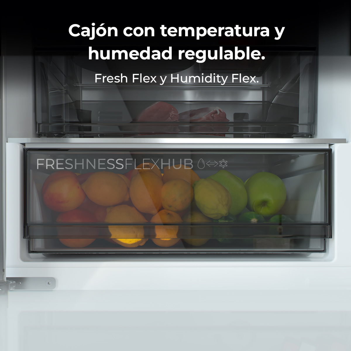 Un cassetto del frigorifero con carne sopra e frutta sotto.
