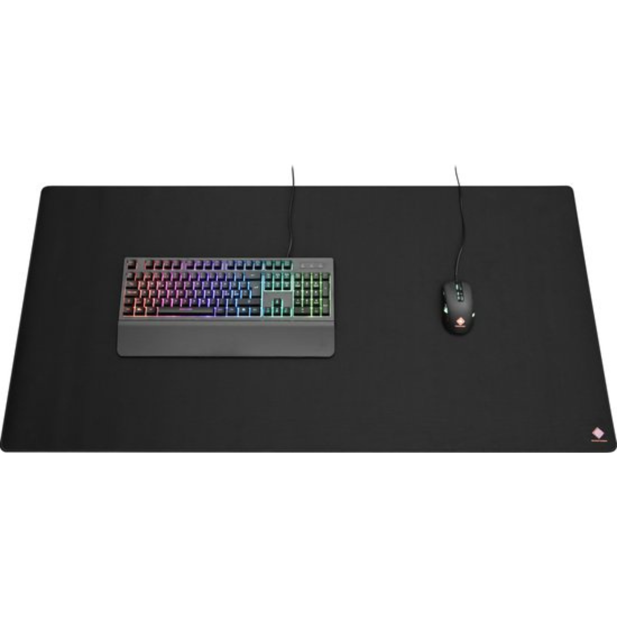Een zwarte muismat met een RGB-toetsenbord en muis.
