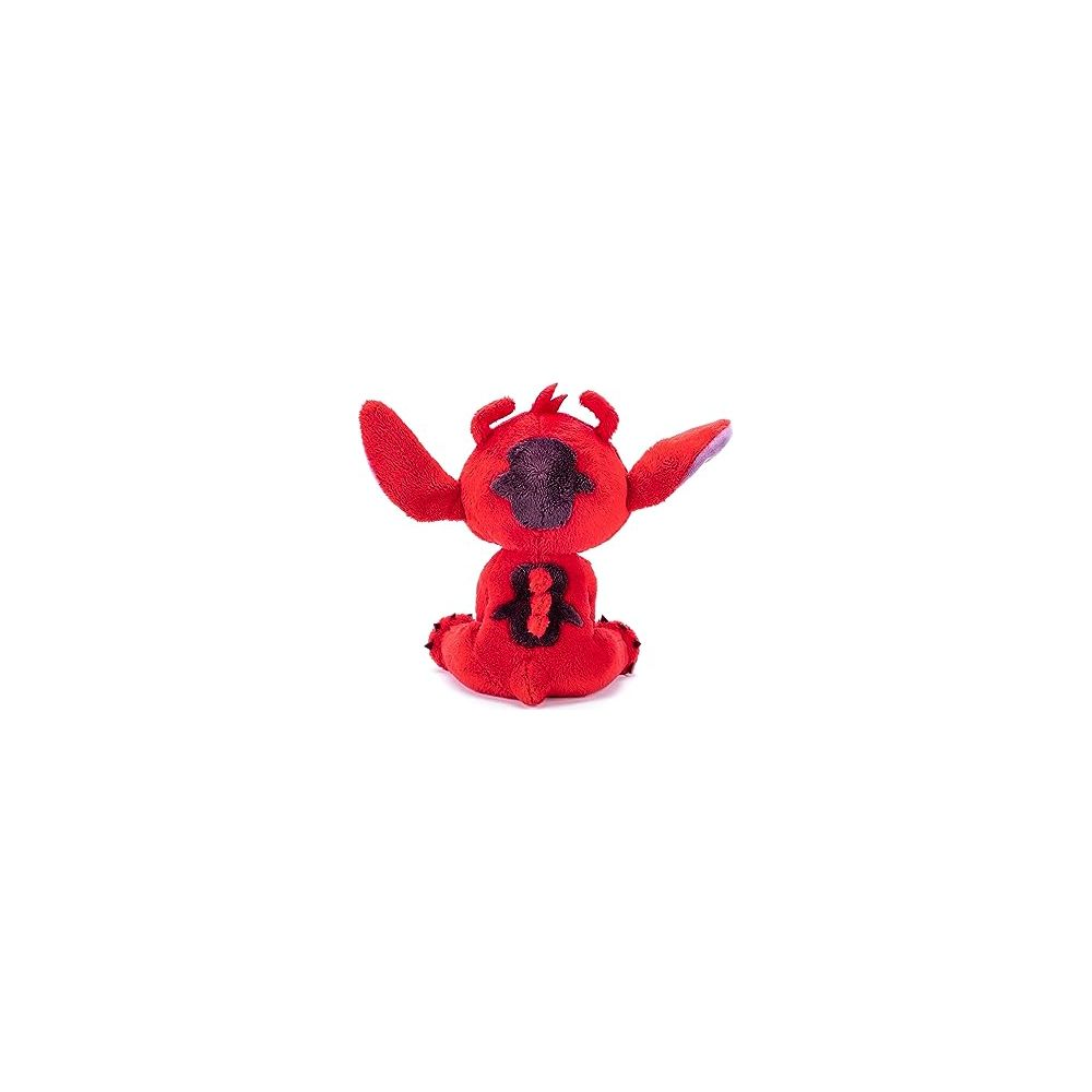Un piccolo peluche rosso con accenti viola è seduto dritto.