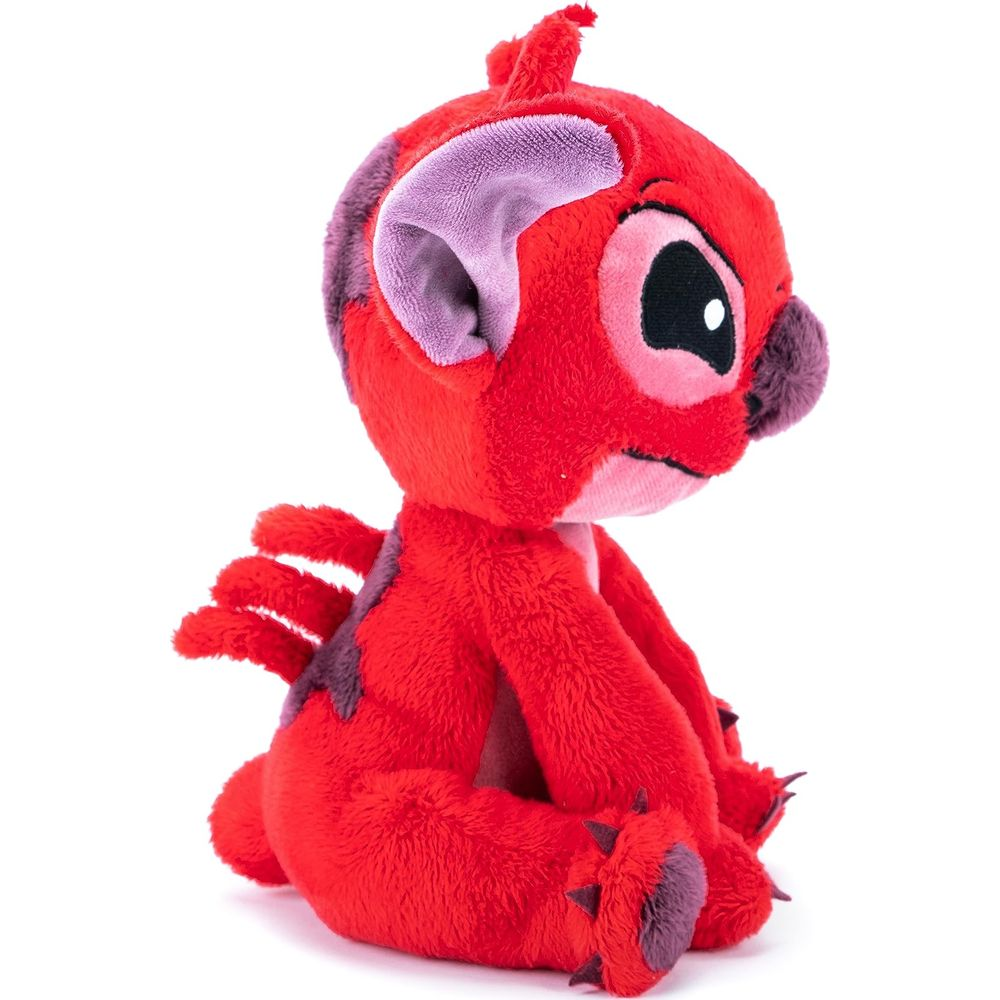 Un peluche rosso con accenti viola seduto su sfondo bianco.
