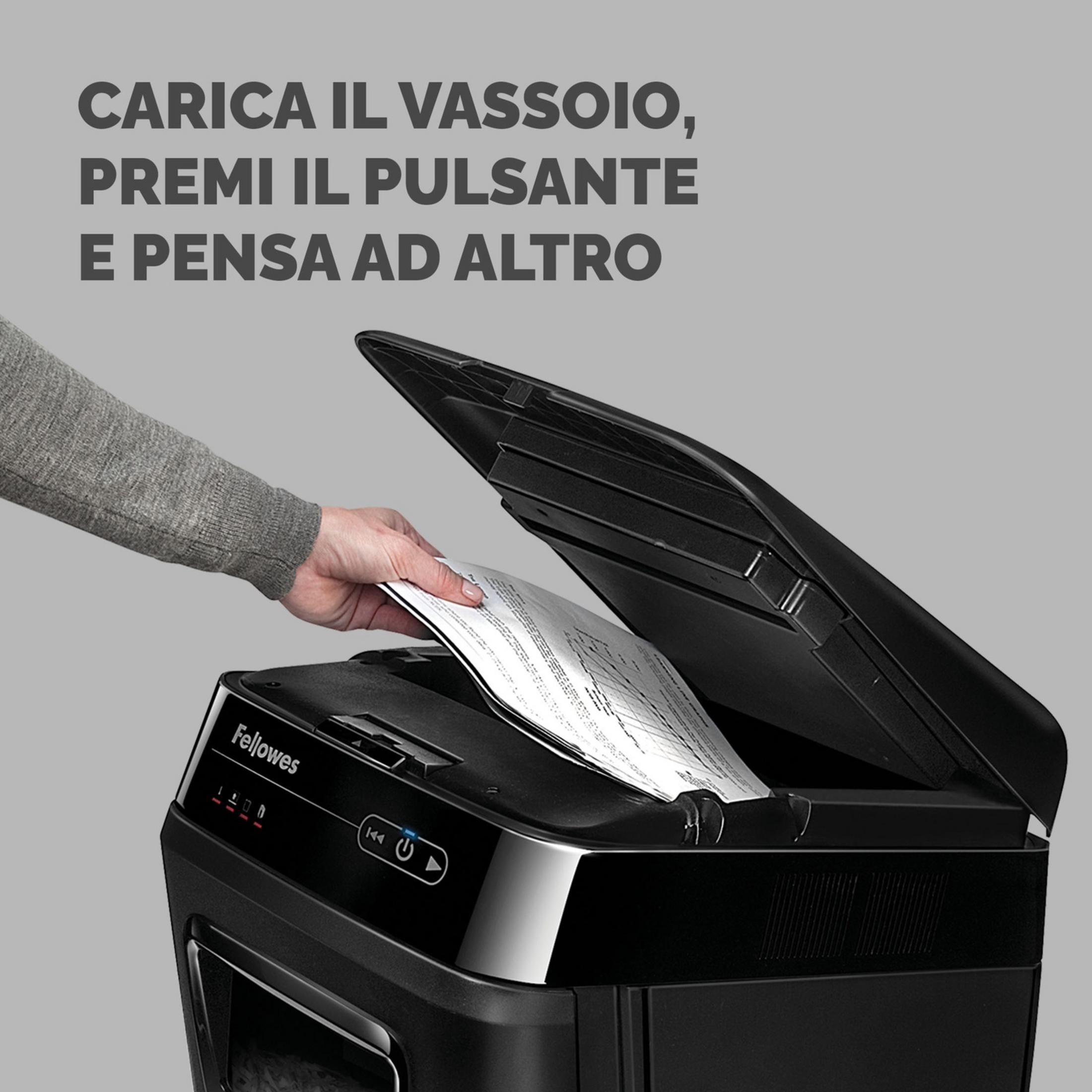 Eine Hand legt Papier in einen schwarzen Aktenvernichter von Fellowes.