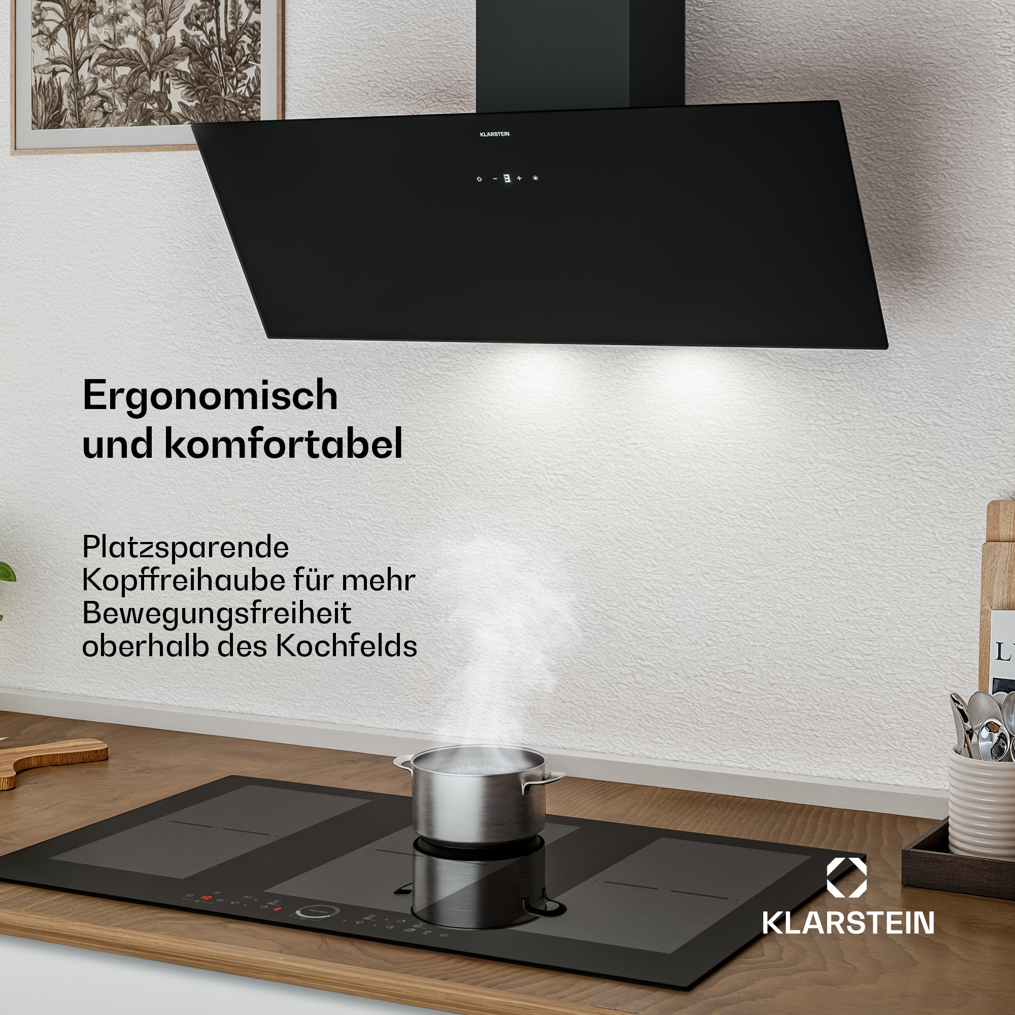Schwarze Dunstabzugshaube über einem Induktionskochfeld mit Topf.