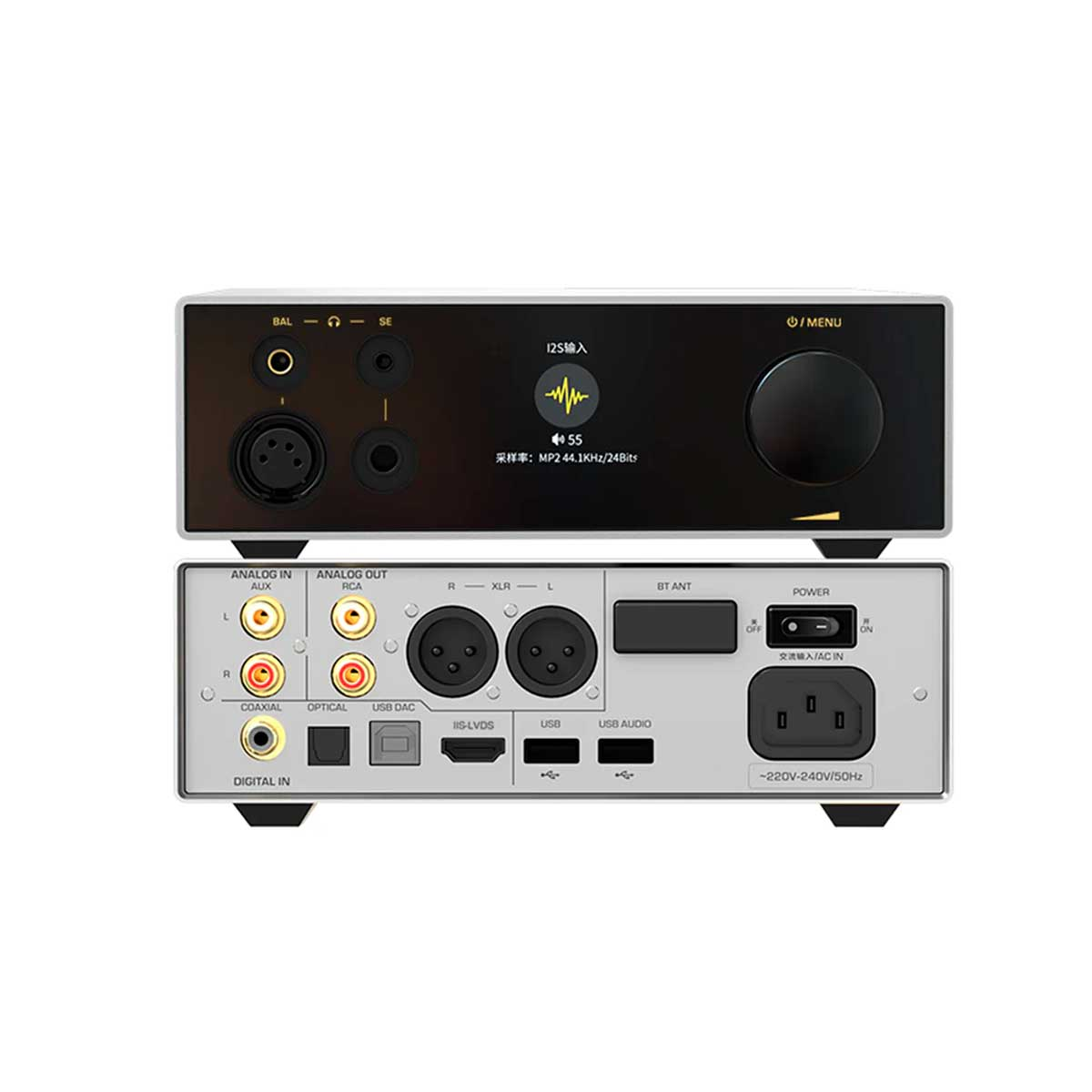 Un DAC de audio plateado con conexiones frontales y traseras, incluyendo puertos XLR y RCA.
