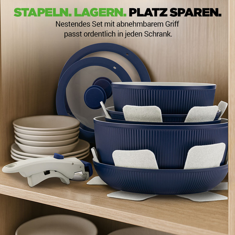 Dunkelblaue und cremefarbene Schüsseln und Teller stapeln sich im Schrank.