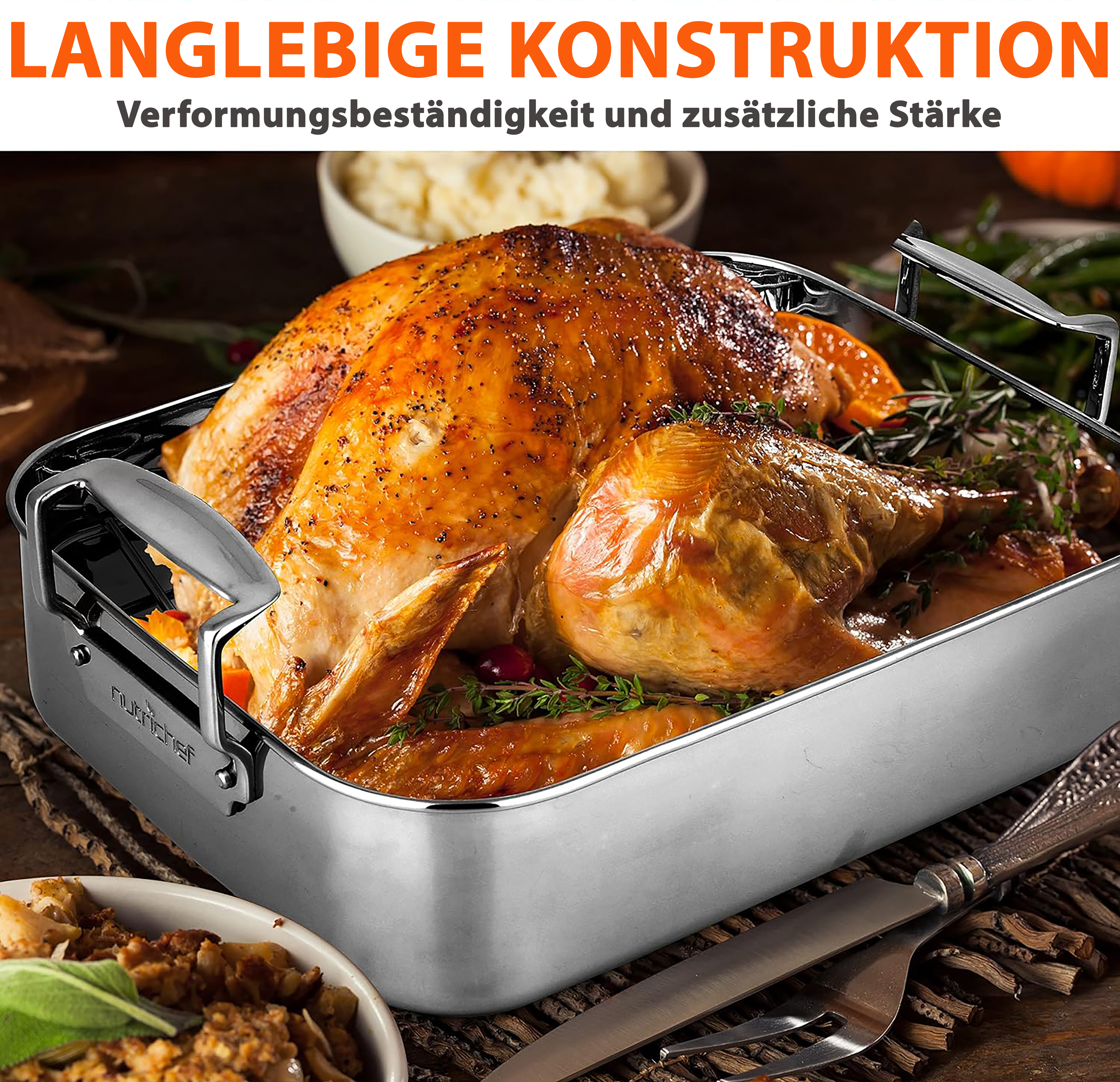 Ein goldbrauner Truthahn in einem Bräter, garniert mit Kräutern und Beeren.