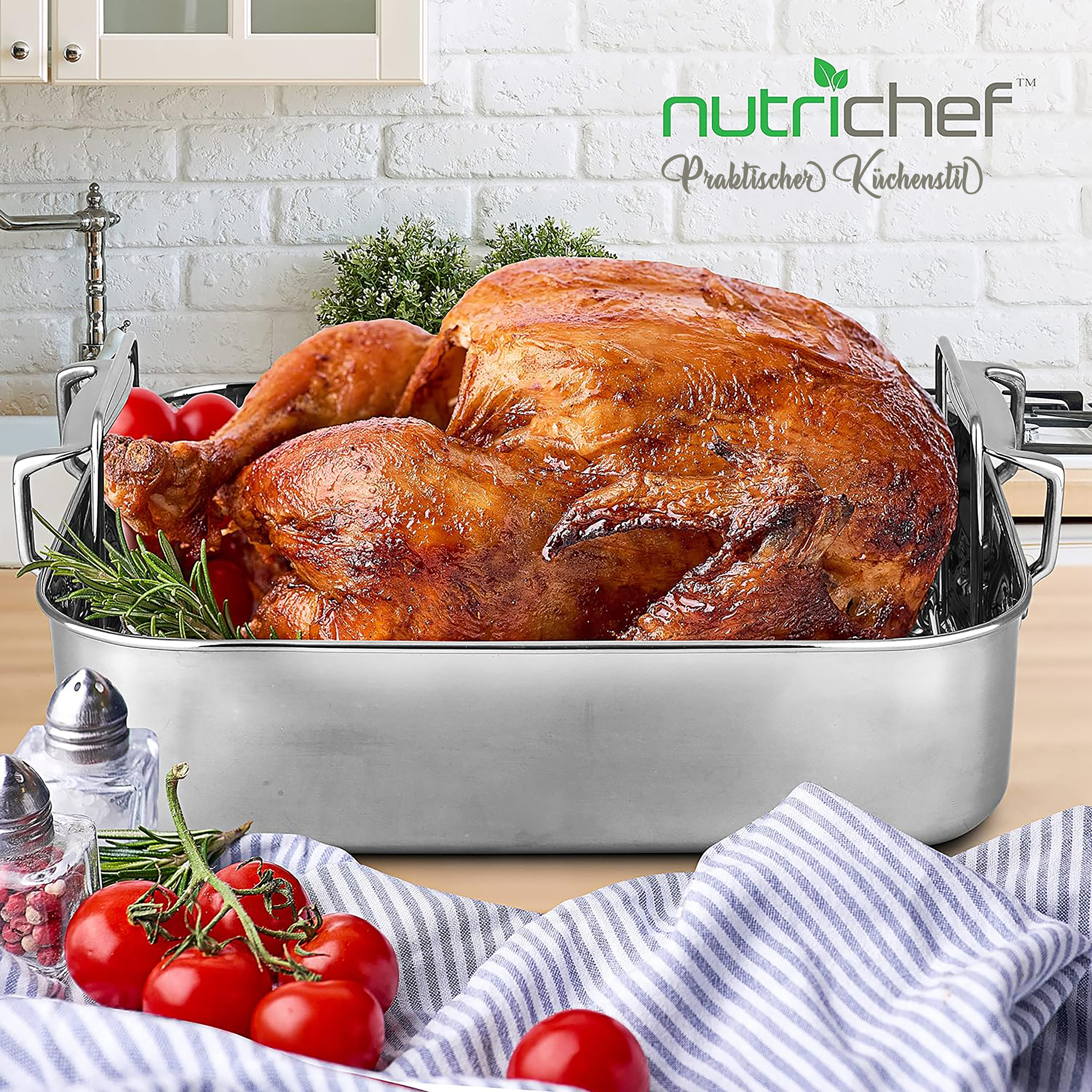Ein goldbrauner Braten in einer Metallpfanne mit Tomaten und Rosmarin.