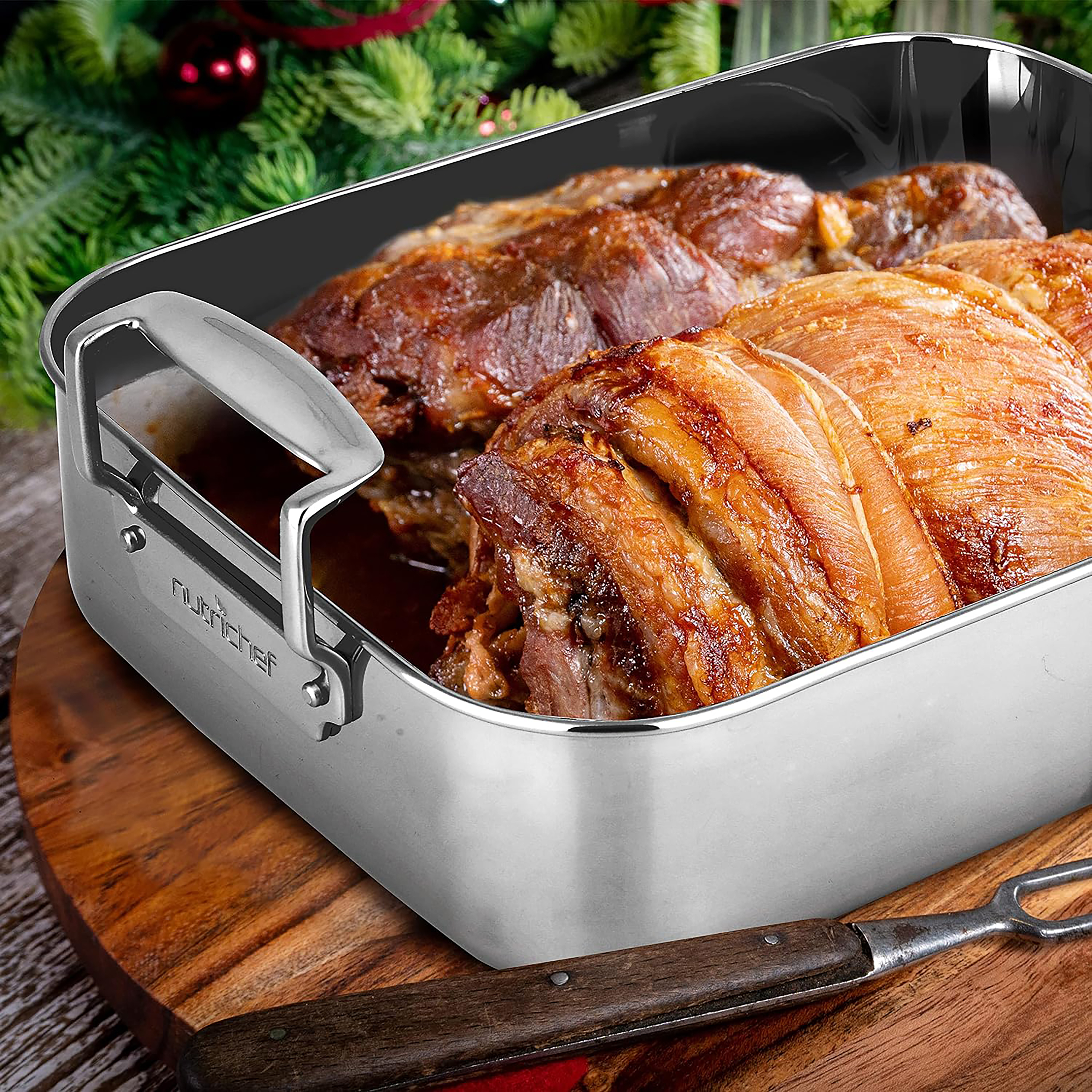 Gebratenes Fleisch in einem Bräter, mit Weihnachtsdekoration im Hintergrund.
