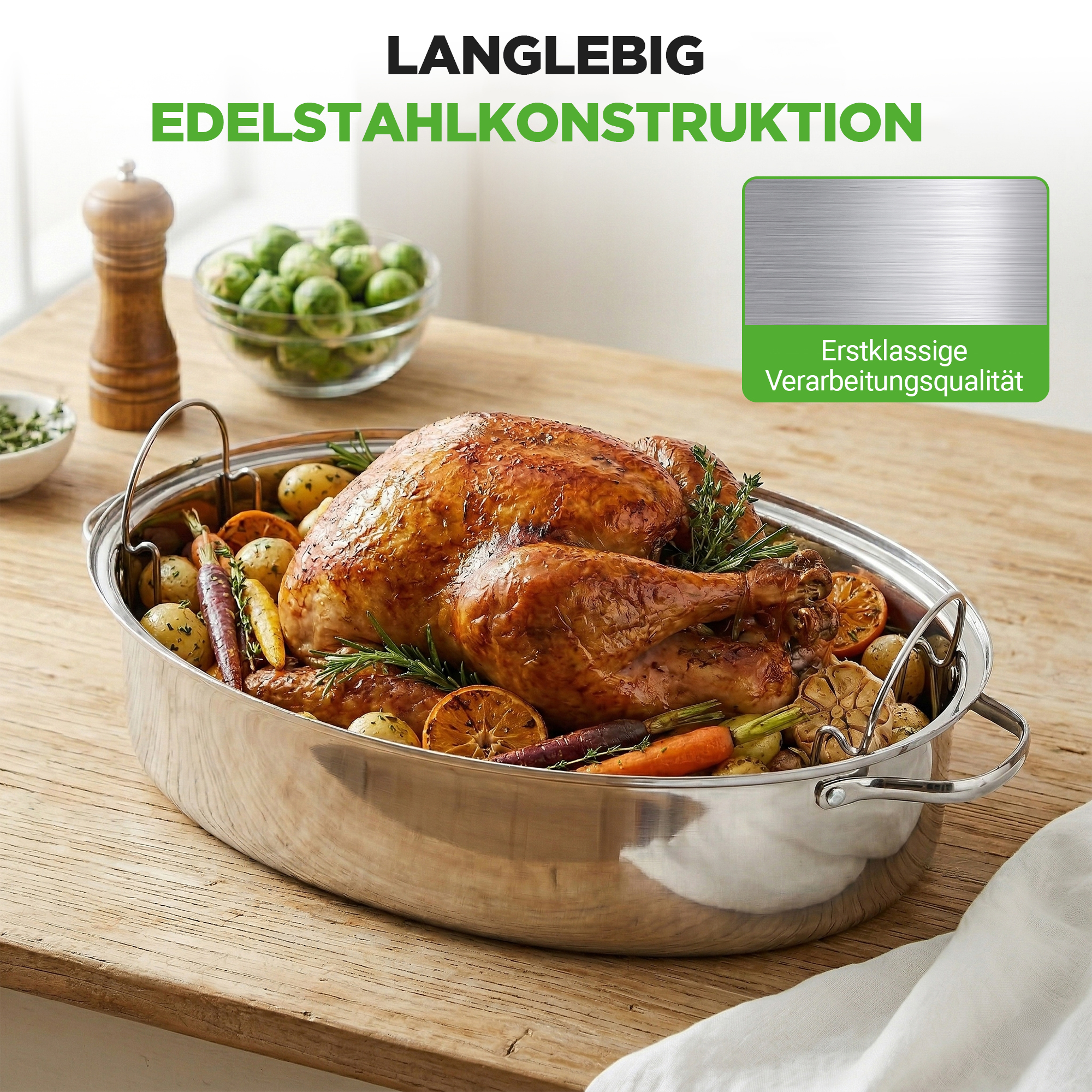 Ein goldbraun gebratener Truthahn mit Gemüse in einem Edelstahltopf auf einem Holztisch.