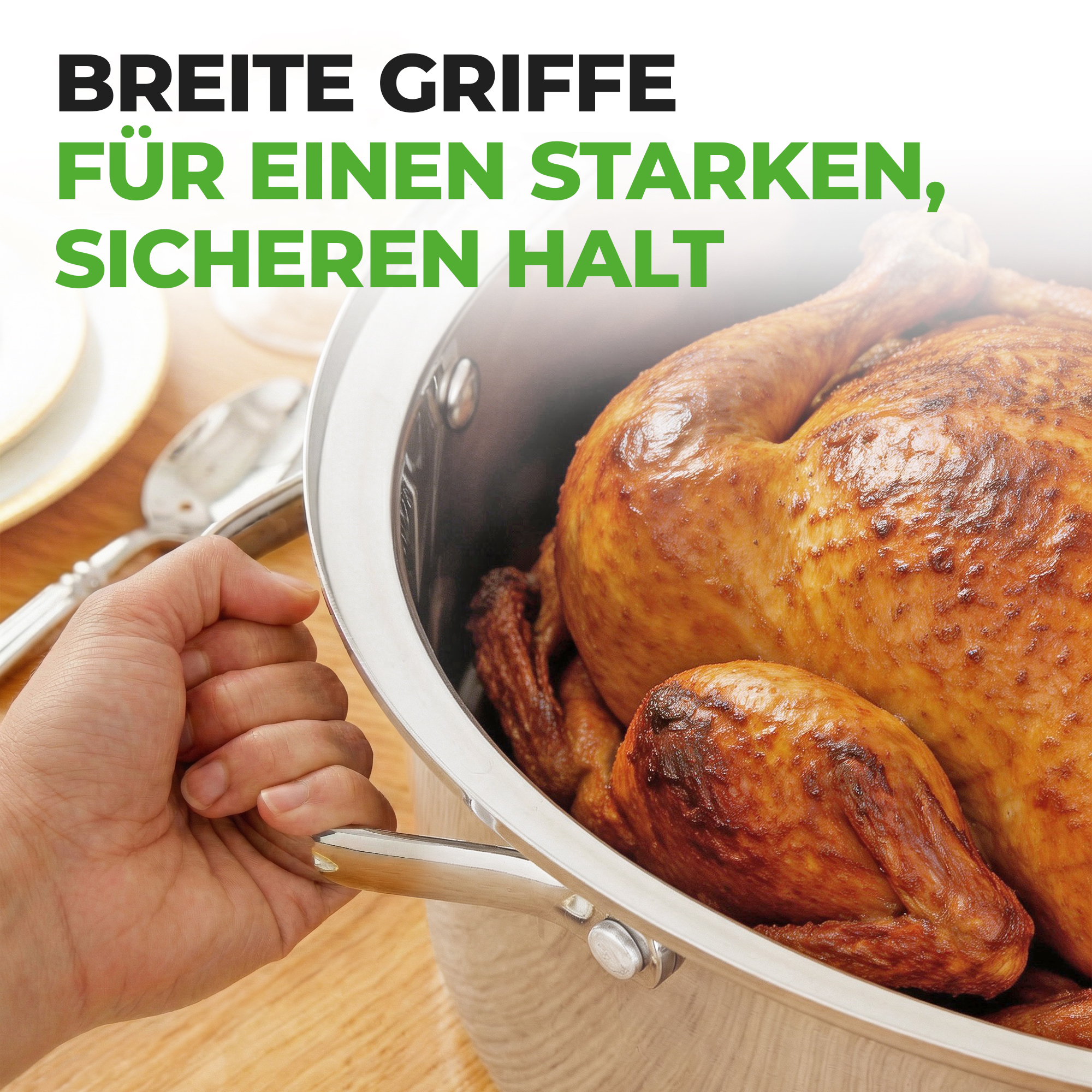 Ein gebratener Truthahn in einem Topf, gehalten von einer Hand mit breiten Griffen.
