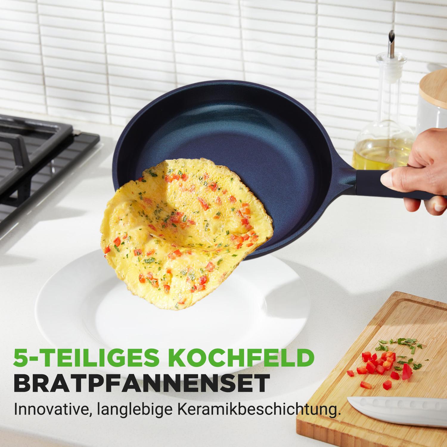Ein Omelett wird aus einer Pfanne auf einen Teller geschoben. Gehackte Paprika liegt auf dem Schneidebrett.