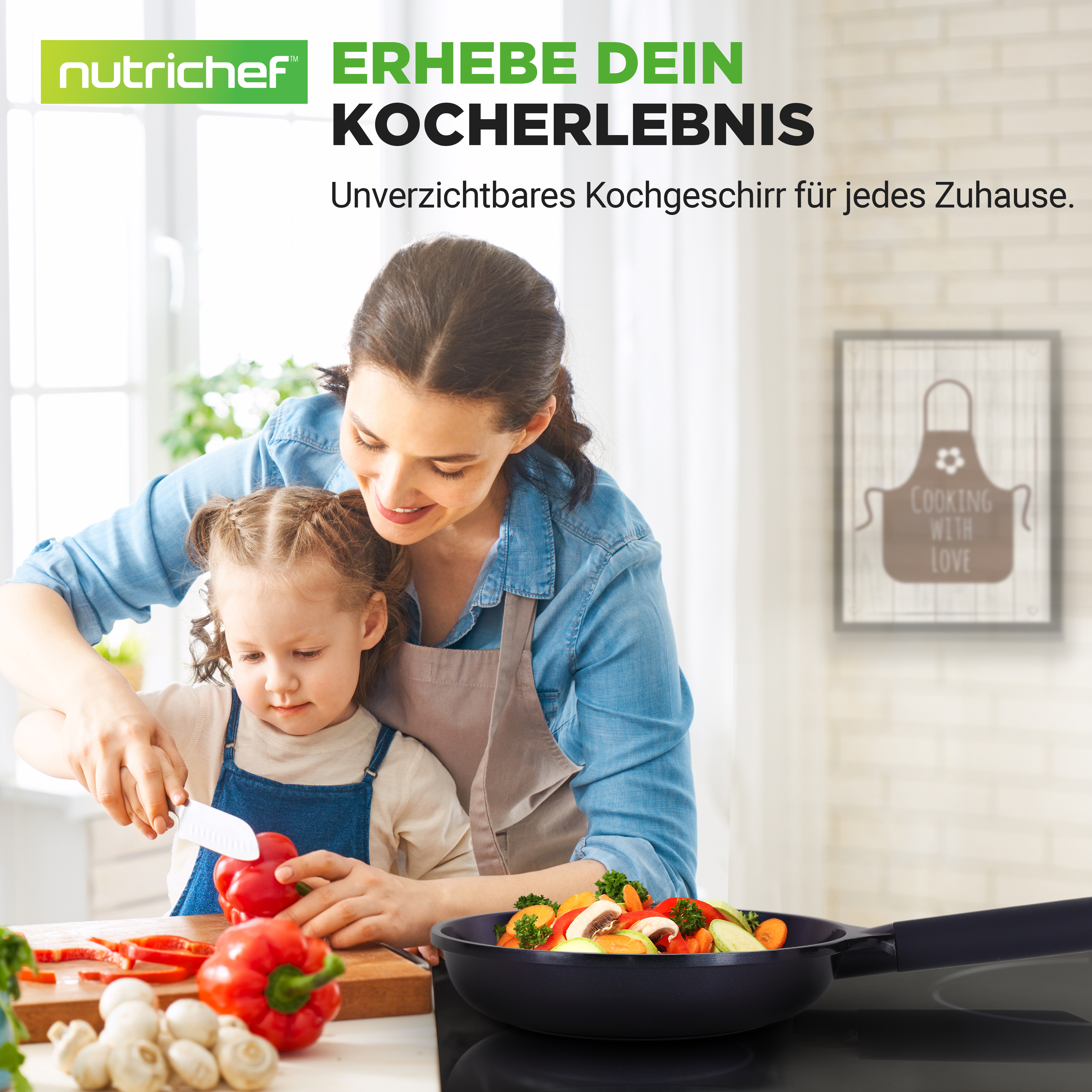Mutter und Kind schneiden Gemüse für eine Mahlzeit.