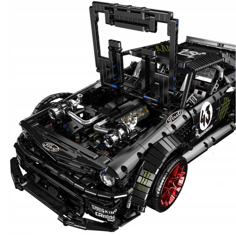 Czarny model samochodu Lego z otwartą komorą silnika i czerwonymi kołami.