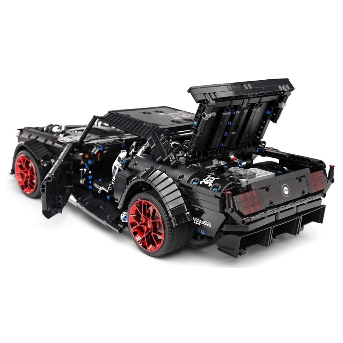 Czarny model samochodu Lego z otwartymi drzwiami i bagażnikiem, czerwone felgi.