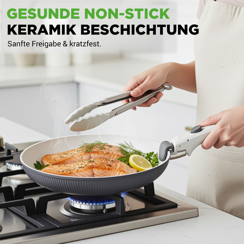 Zwei Lachsfilets mit Kräutern und Zitrone in einer Pfanne auf dem Herd.