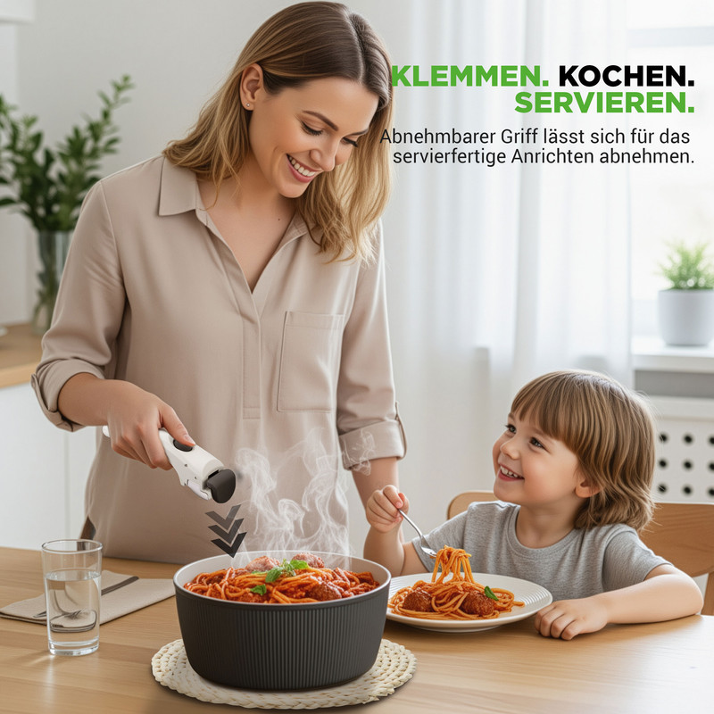 Eine Frau und ein Kind essen Spaghetti Bolognese. Dampf steigt auf.