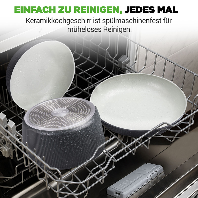 Graue und weiße Kochgeschirre mit Wassertropfen in einem Geschirrspüler.
