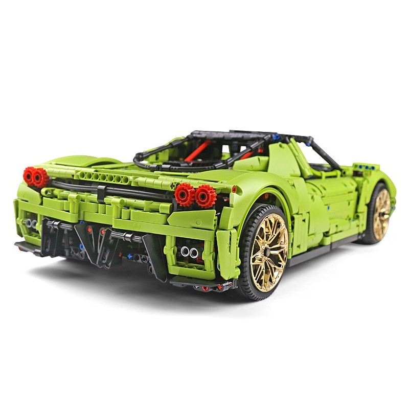 Zielony model samochodu sportowego Lego ze złotymi kołami, czerwonymi światłami.