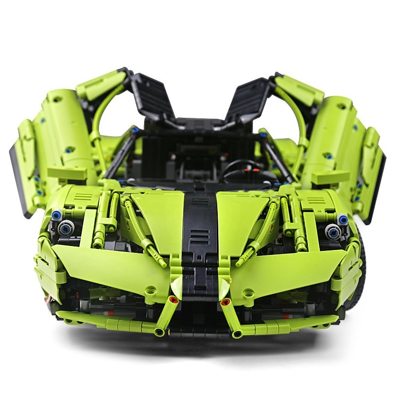Jasnozielony model samochodu sportowego Lego z otwartymi drzwiami i maską.