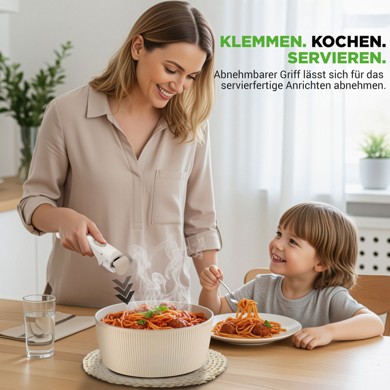 Frau und Kind essen Spaghetti. Dampf steigt aus der Schüssel auf.