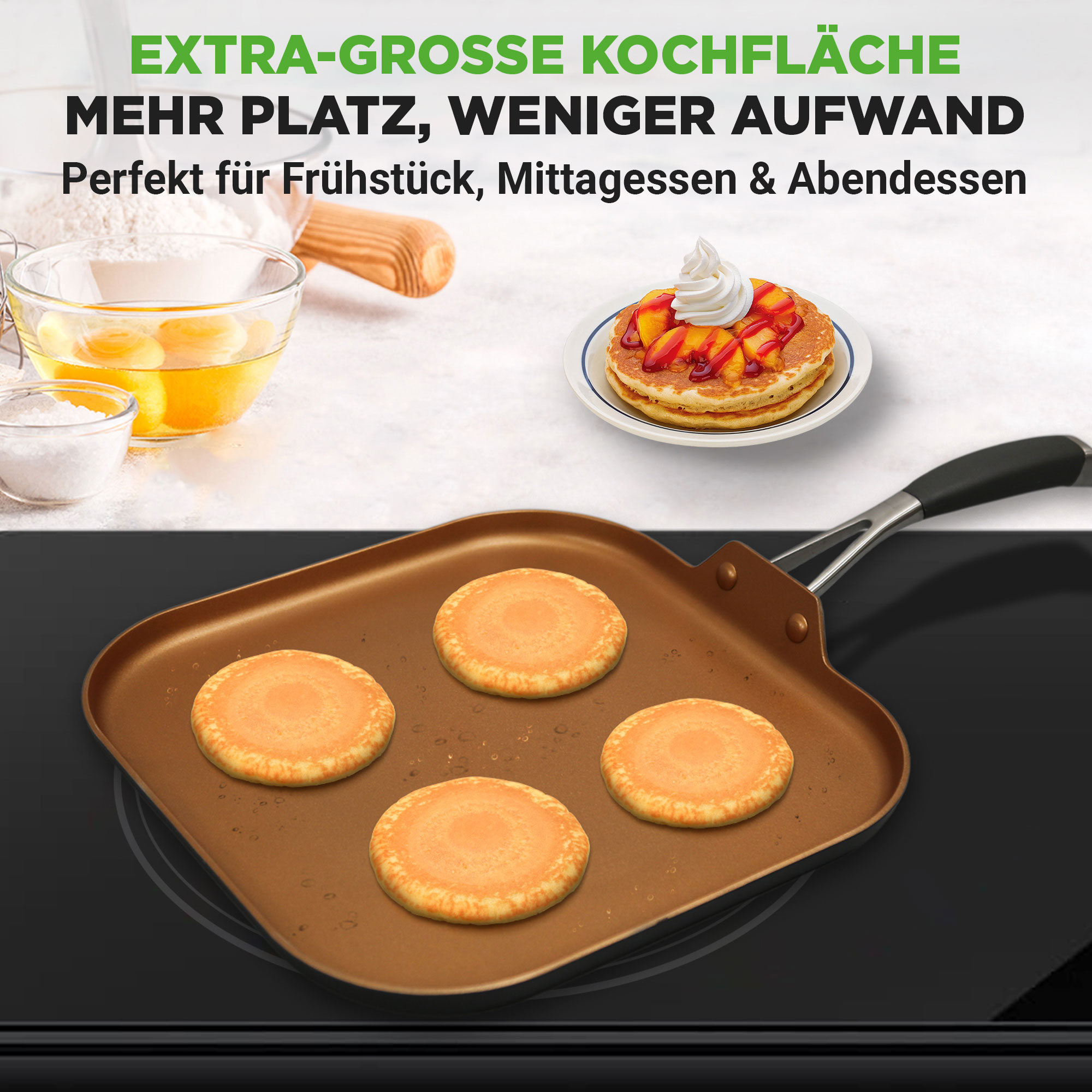 Vier Pfannkuchen auf einer bronzenen Kochplatte, mit Zutaten und fertigen Pfannkuchen im Hintergrund.