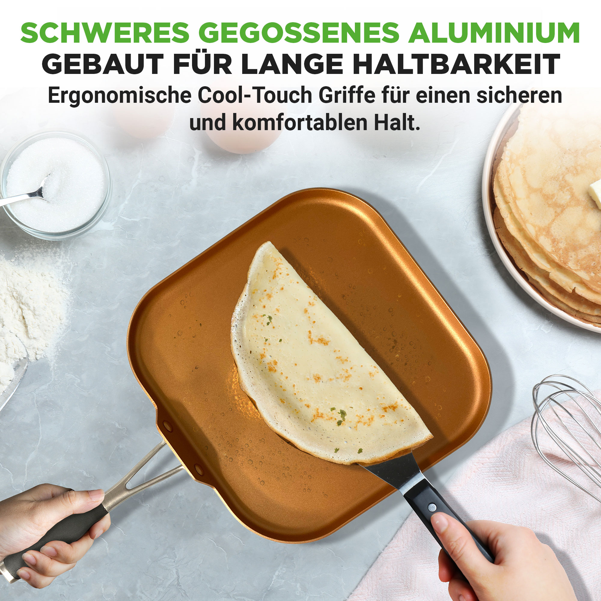 Eine Pfanne mit einem Crepe wird von Händen gehalten. Zutaten sind daneben.