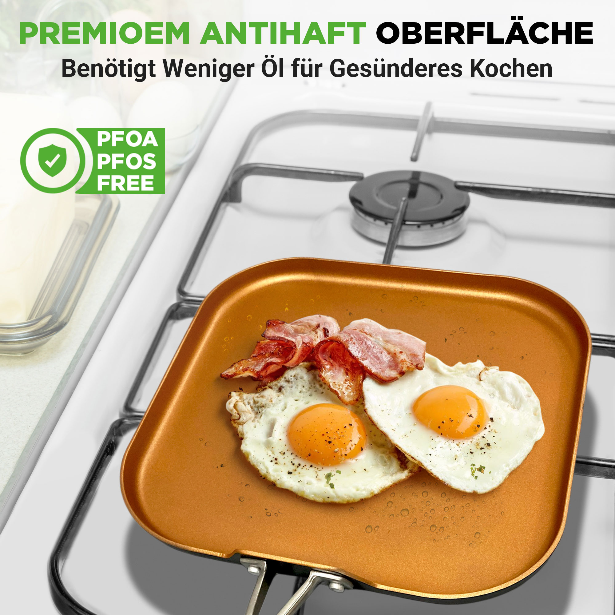 Gebratene Eier und Speck auf einer Kupferpfanne auf einem Gasherd.
