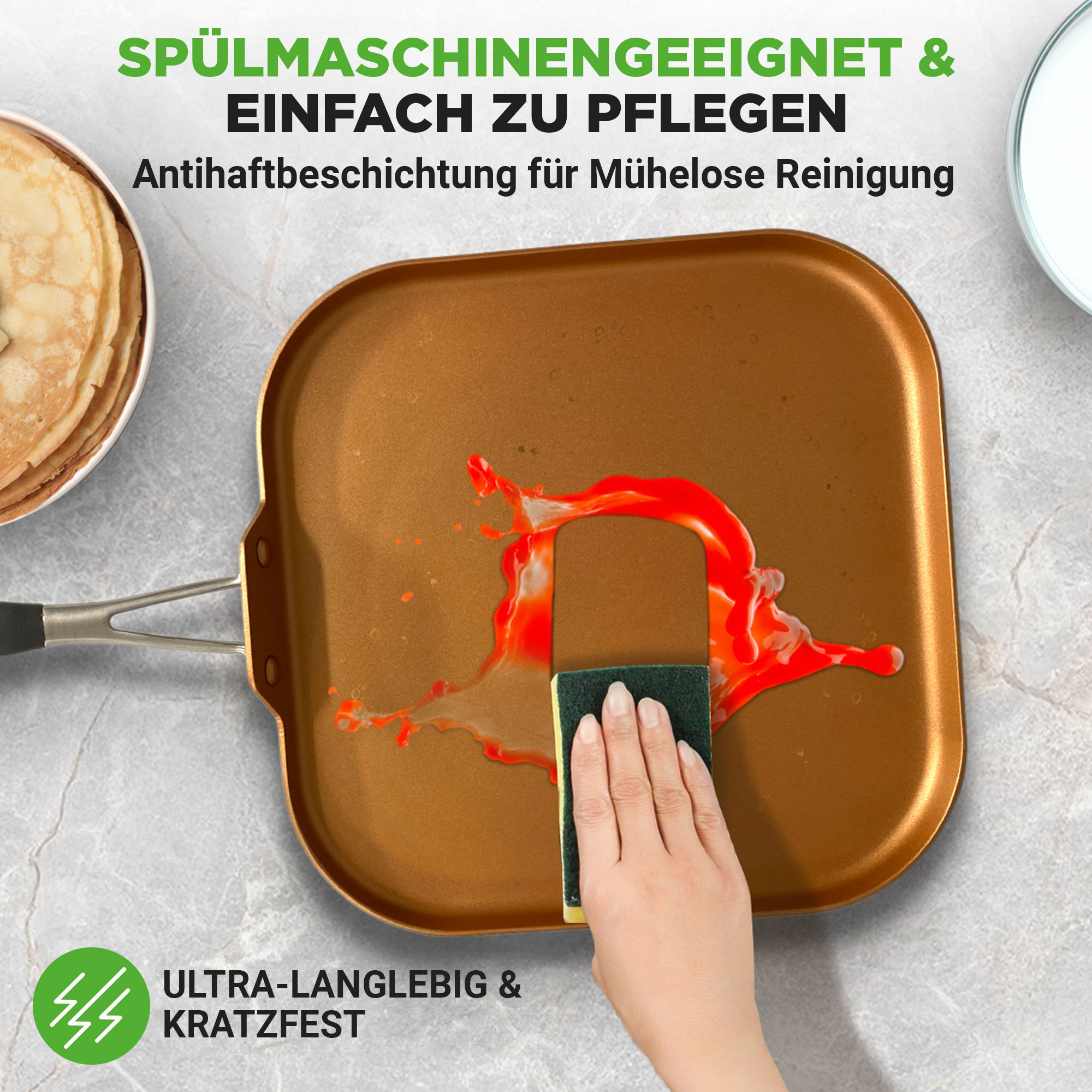 Eine Hand reinigt eine bronzefarbene Pfanne mit roter Flüssigkeit und einem Schwamm.