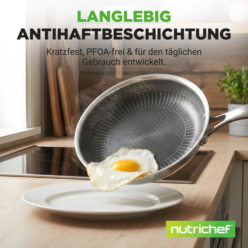 Ein Spiegelei gleitet aus einer Pfanne auf einen Teller in einer Küche.