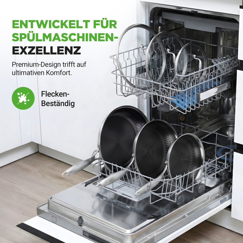 Kochgeschirr und Deckel in einem offenen Geschirrspüler