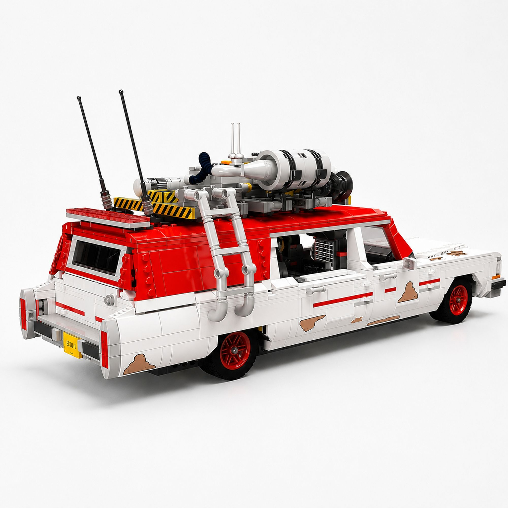 Biała i czerwona replika samochodu Ecto-1 z wyposażeniem na dachu, z klocków Lego.