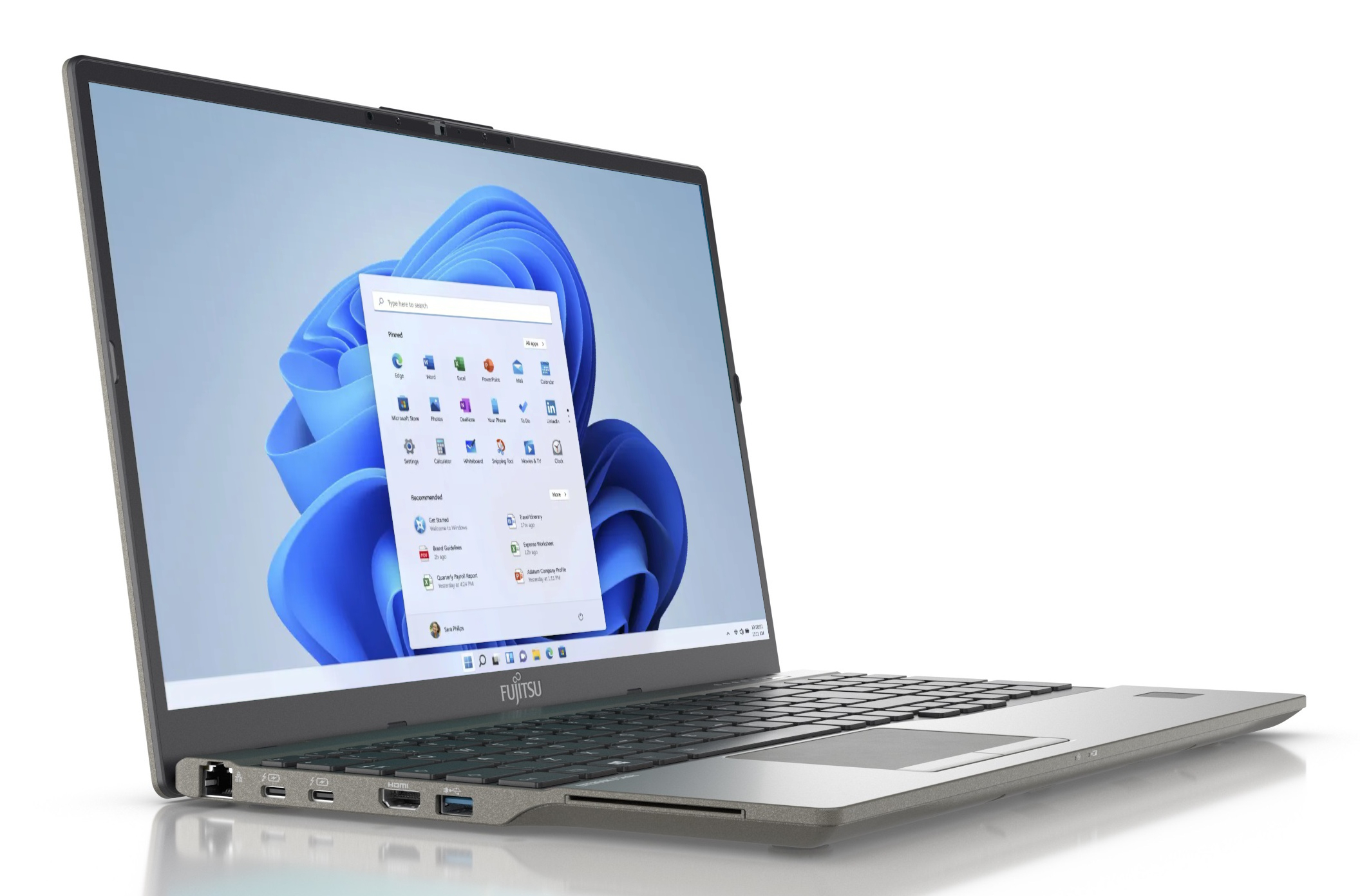Ein silberner Fujitsu-Laptop mit geöffnetem Windows 11, der das Startmenü und den Desktop anzeigt.