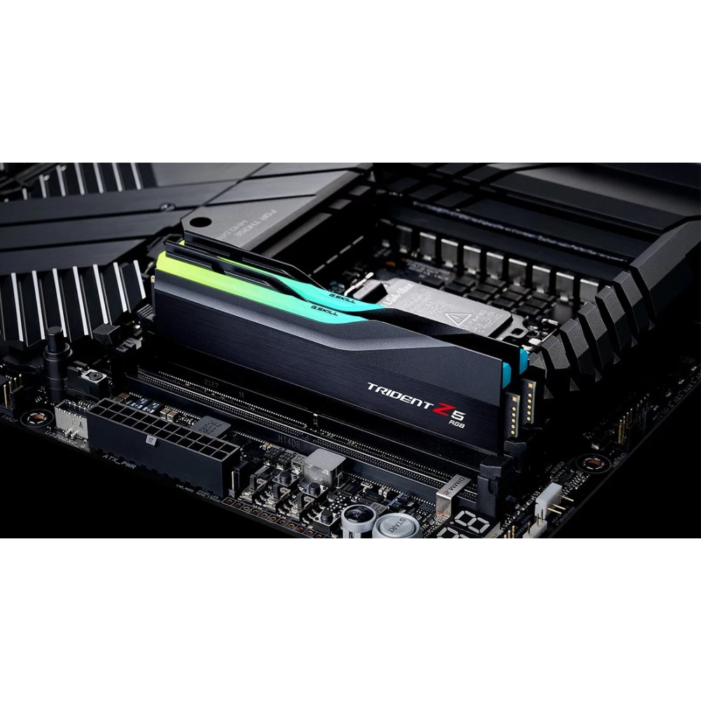 Czarny moduł RAM Trident Z5 RGB jest zainstalowany na ciemnej płycie głównej z podświetleniem RGB.