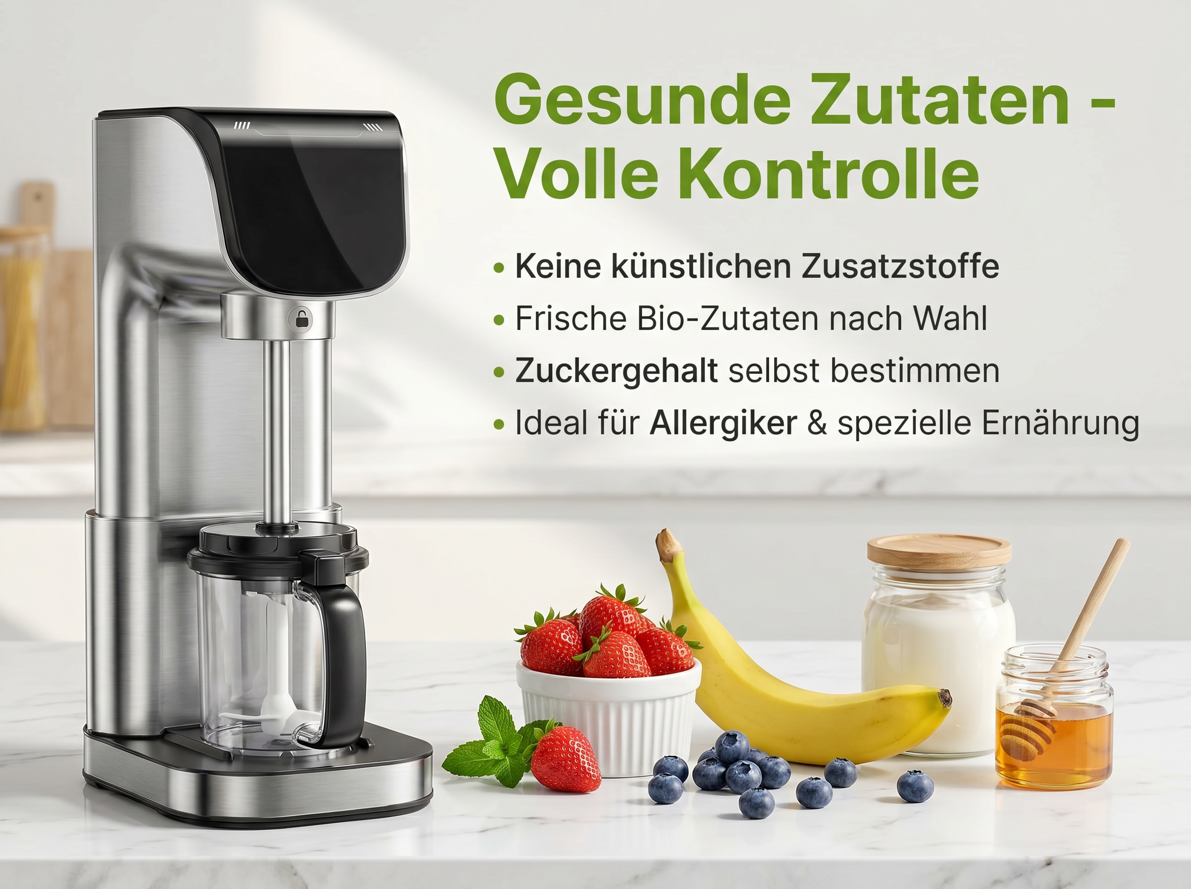 Ein Smoothie-Maker neben frischen Früchten, Honig und Joghurt.