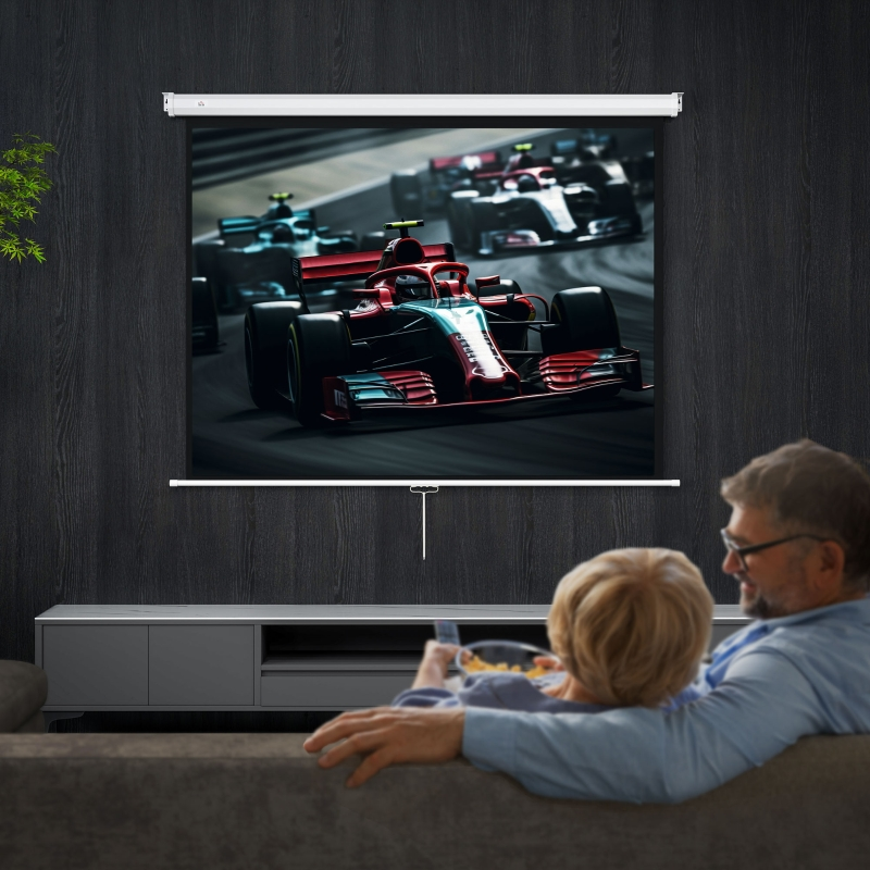 Vater und Sohn sehen sich ein Autorennen-Spiel auf einer Leinwand an.