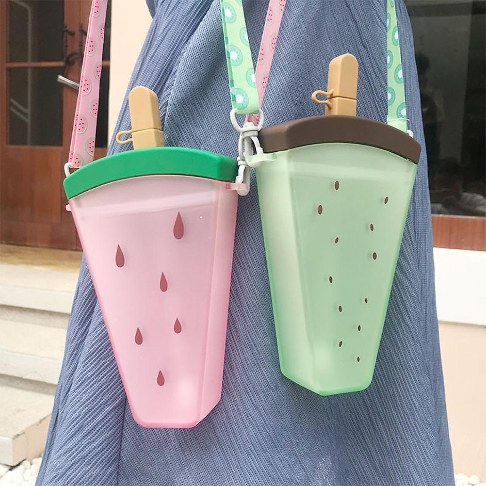 Zwei Eis am Stiel geformte Trinkflaschen, eine rosa mit Tropfen, eine grüne mit Punkten.