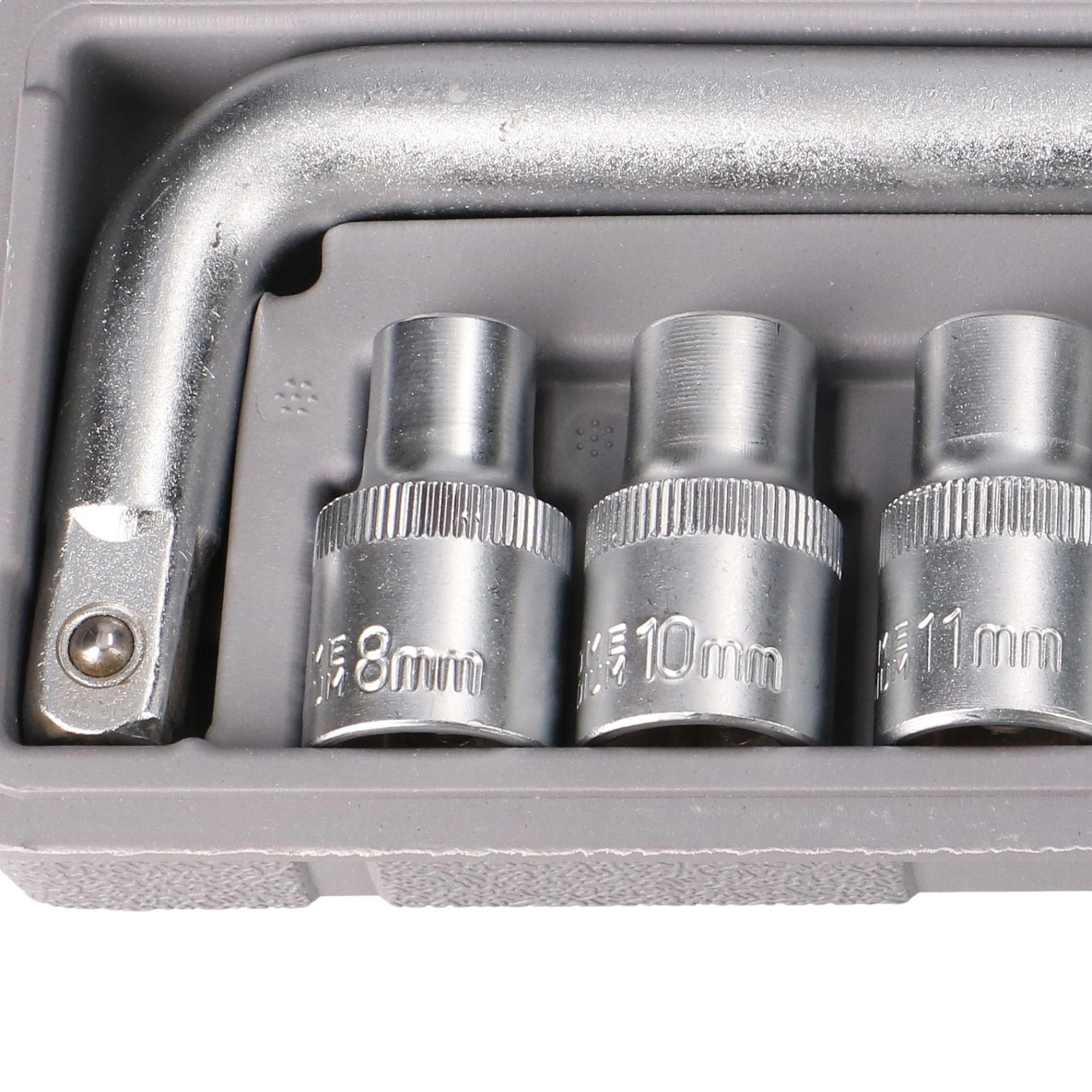 Metalowa rączka grzechotki i trzy nasadki (8mm, 10mm, 11mm) ułożone w szarej plastikowej walizce.