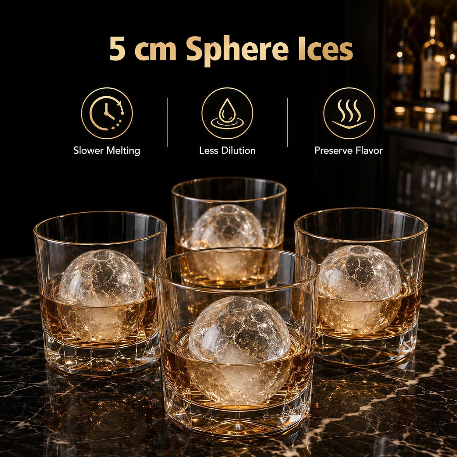 Vier Gläser Whiskey mit großen kugelförmigen Eiswürfeln auf dunkler Marmoroberfläche.