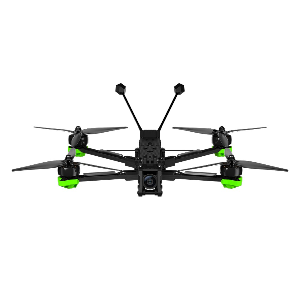 Czarny dron typu quadrocopter z zielonymi akcentami i przednią kamerą.