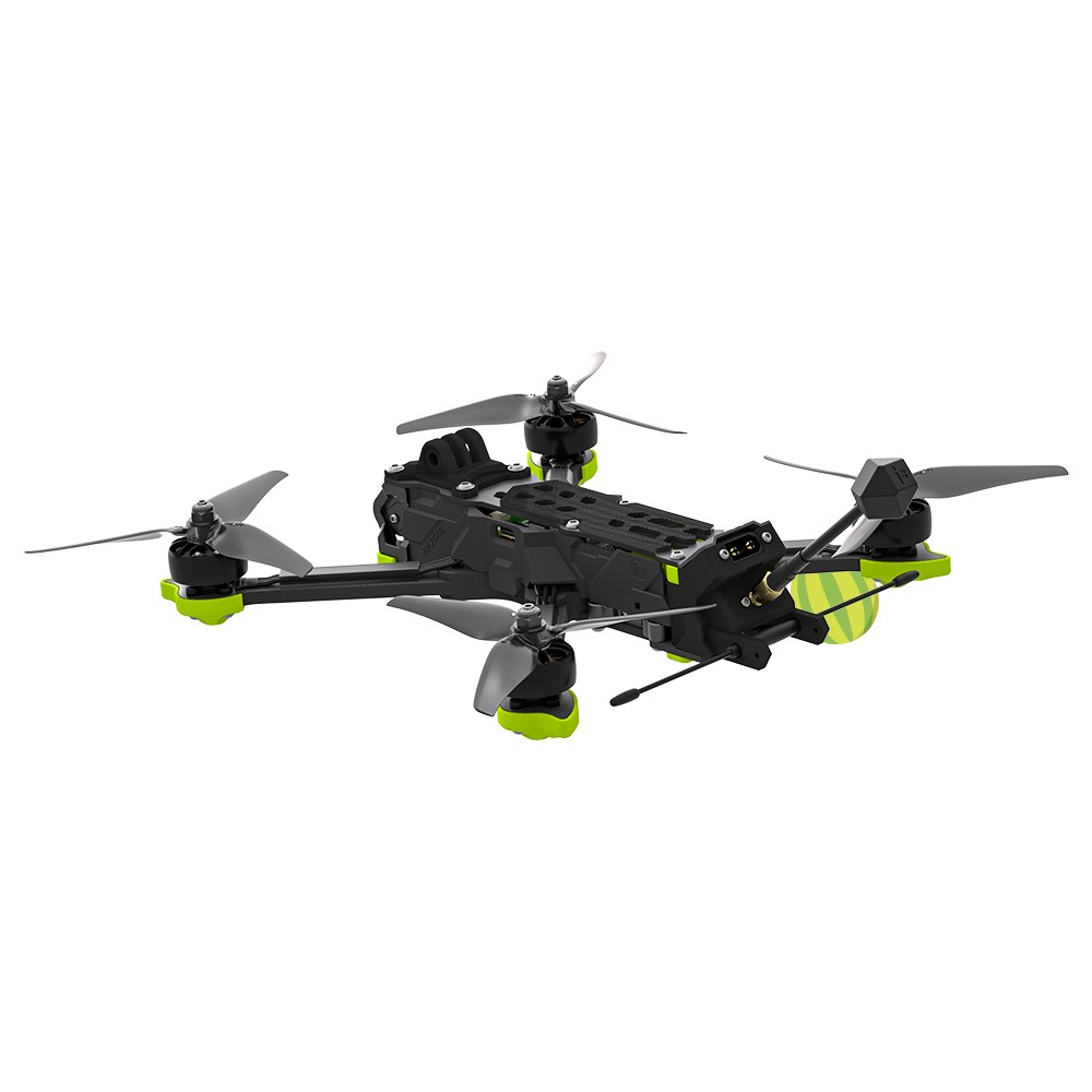 Czarny dron z zielonymi akcentami i śmigłami na białym tle.