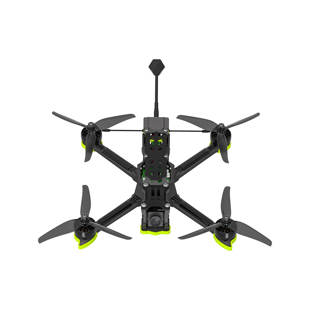Czarny dron czterowirnikowy ze śmigłami i kamerą, na białym tle.