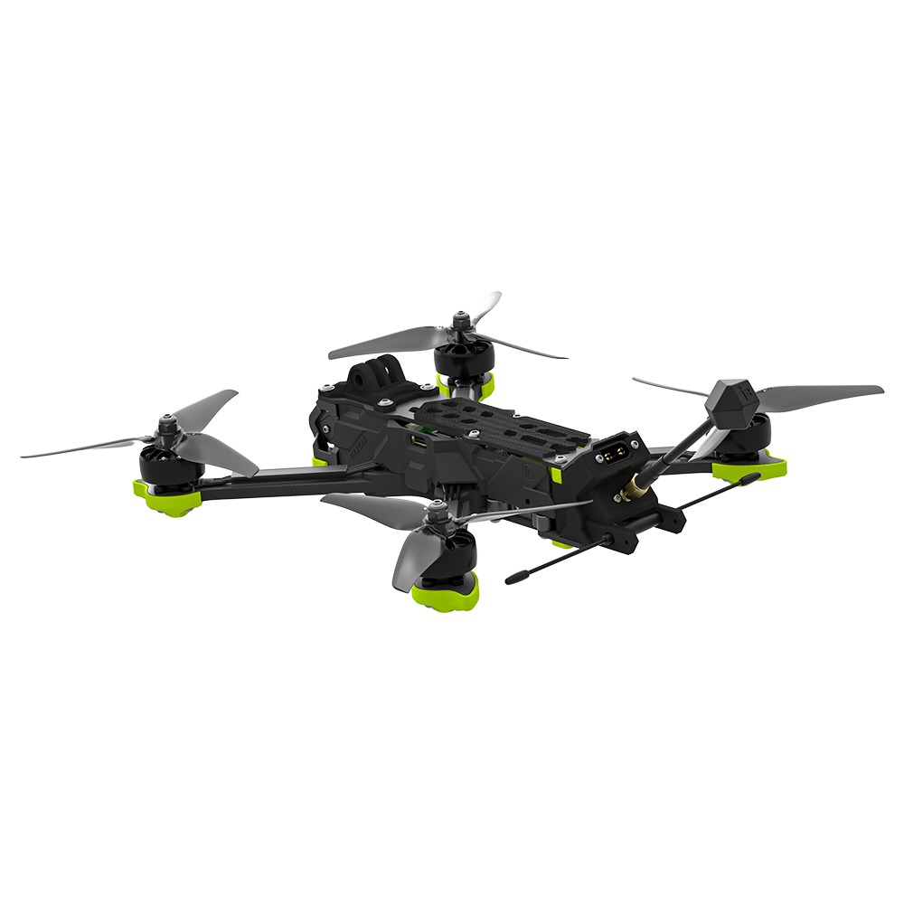 Czarny quadrocopter z zielonymi akcentami i śmigłami na białym tle.