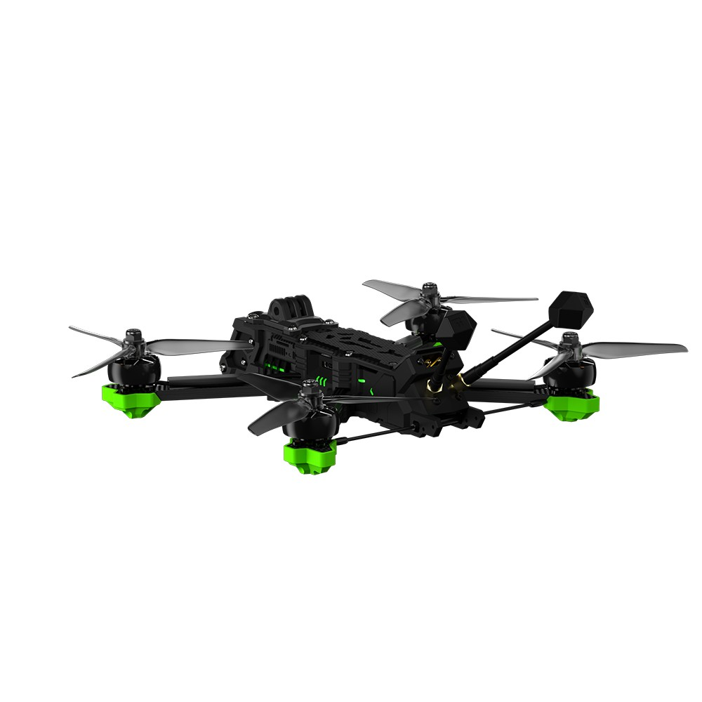 Czarny dron wyścigowy z zielonymi akcentami na białym tle.