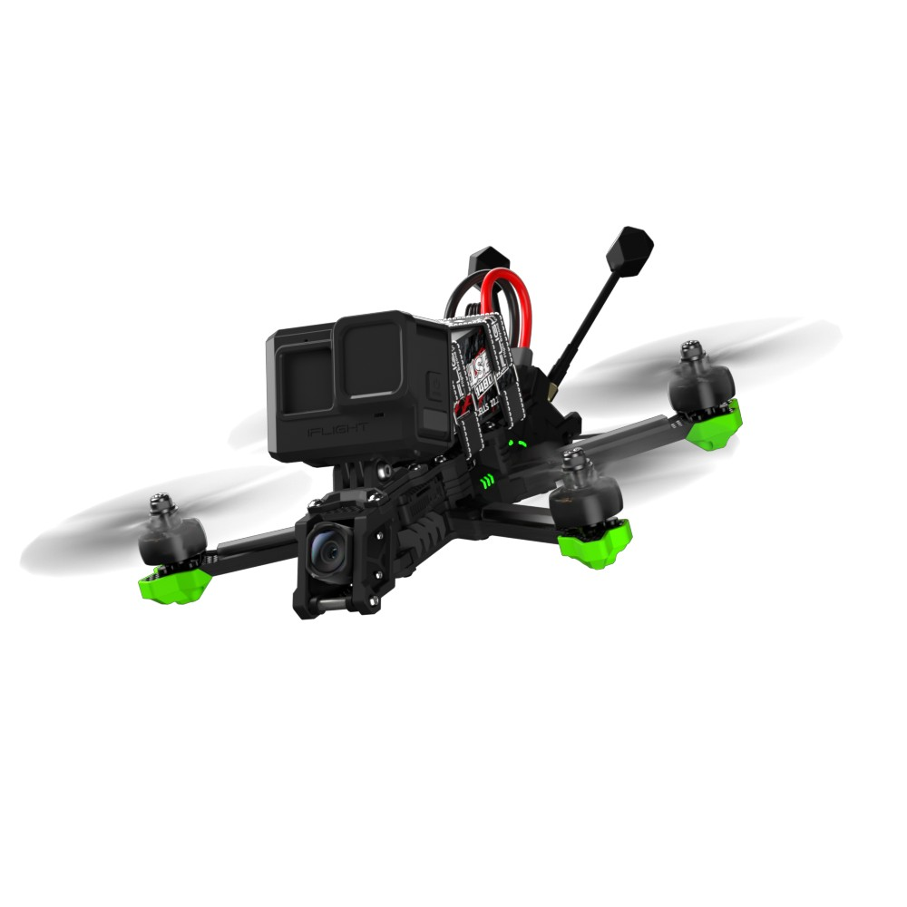 Czarny dron z GoPro i zielonymi akcentami na białym tle.